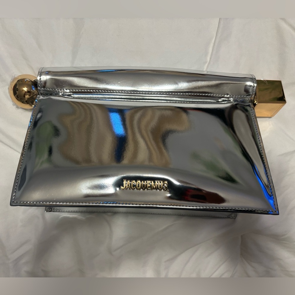 JACQUEMUS La Pochette rond carre.